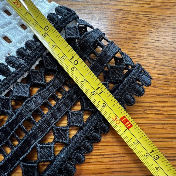 ⭐️ Banana Republic Eyelet Blouse Top Size SMALL - Picture 14 of 14